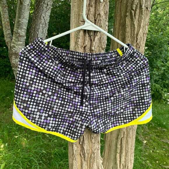 EUC Under armour youth extra large shorts - Picture 4 of 5